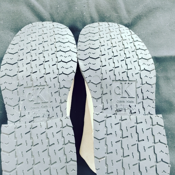 Men's Calvin Klein ankle boots. Never worn, size 9. - Picture 5 of 7